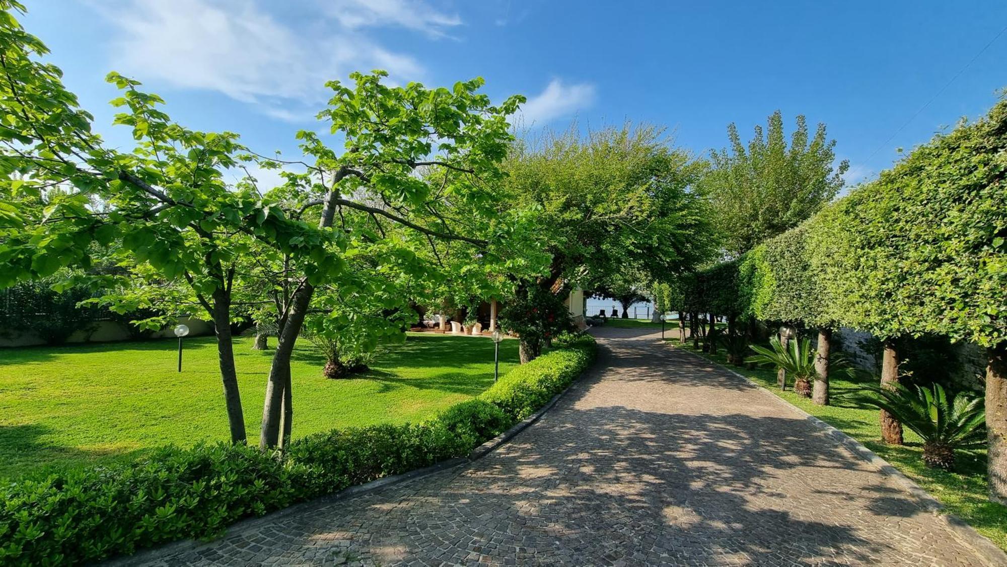 Villa Cecilia Sul Lago Fronte Mare สแปร์ลองกา ภายนอก รูปภาพ